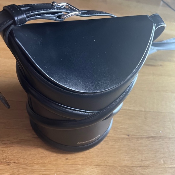 Alexander McQueen The Curve Bucket Bag in Black - Picture 7 of 11